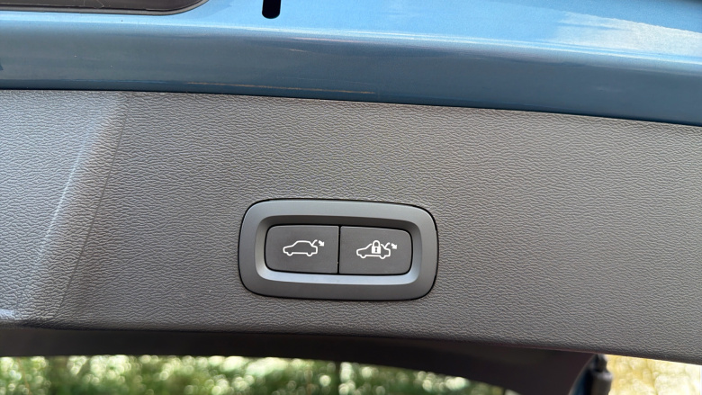 Volvo XC40 2.0 B4P Ultimate Dark 5dr Auto Petrol Estate